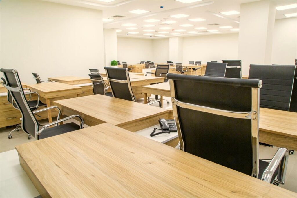 Büro mit Mobiliar vor Räumung und Verwertung